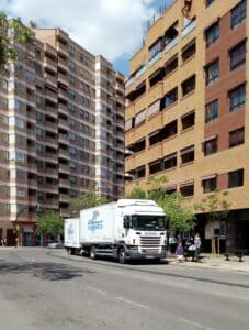 Requisitos para hacer mudanzas_Camión estacionado